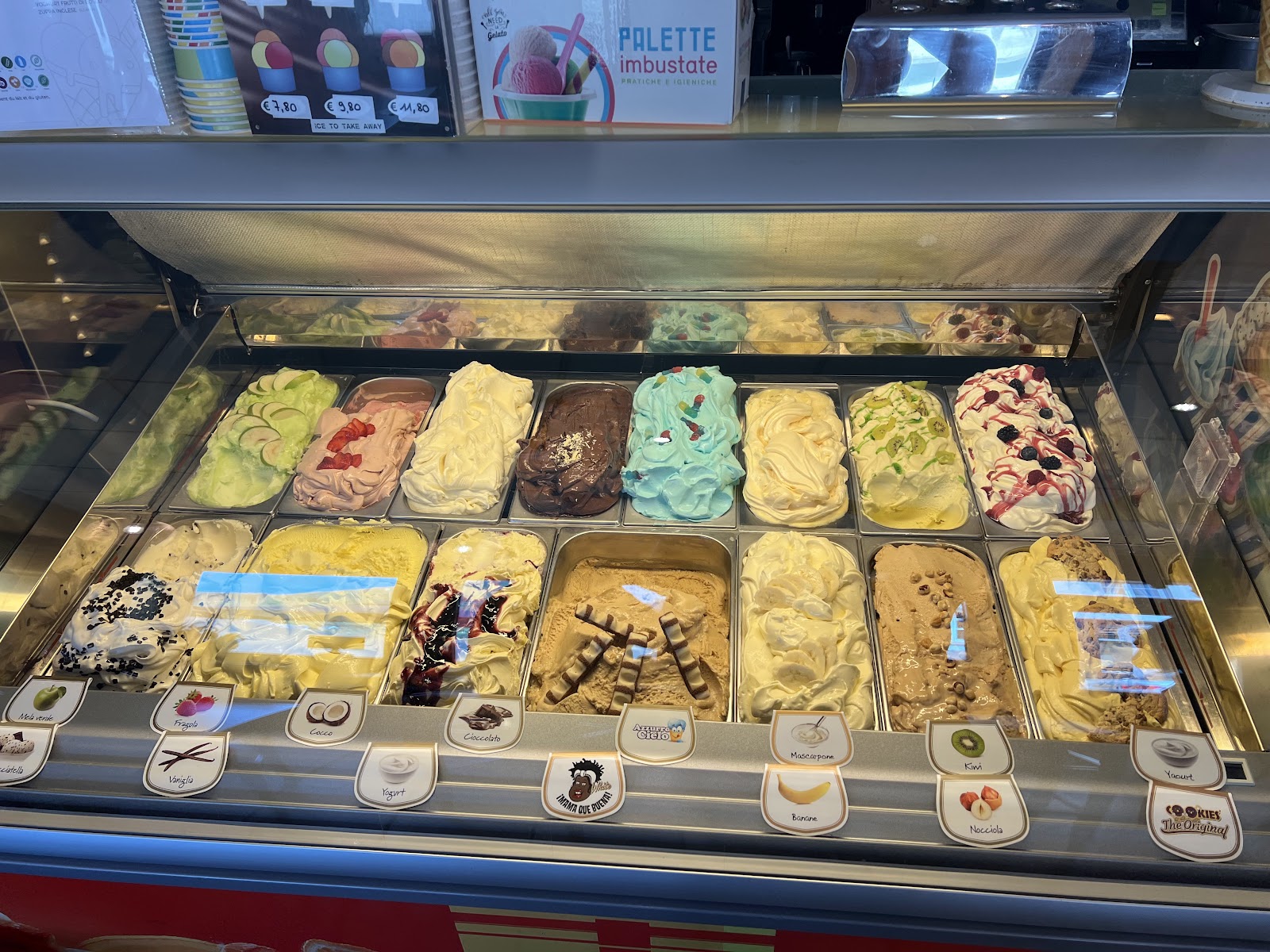 Ice cream counter at Brasserie des Arts glacier
