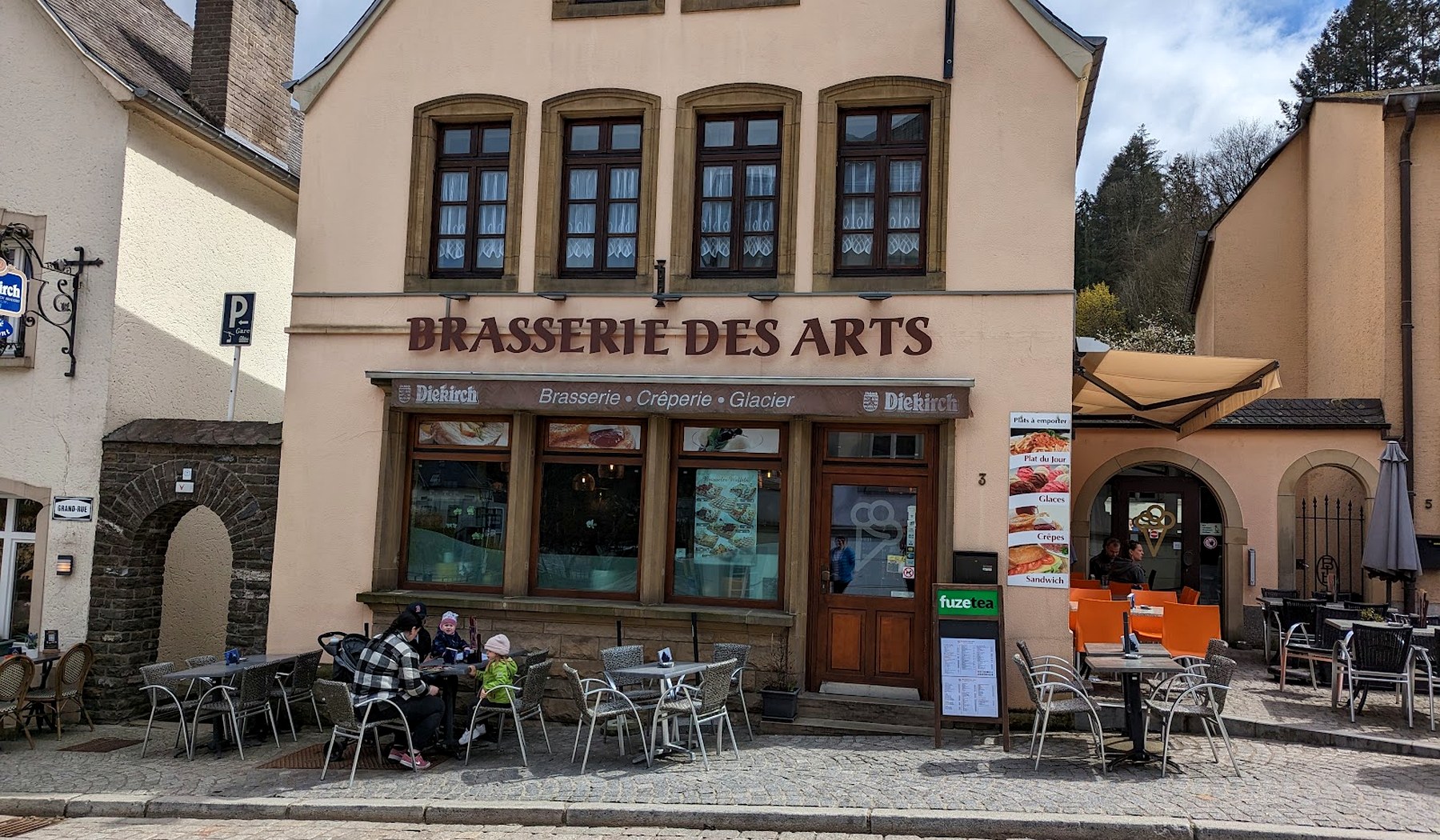 Brasserie des Arts terrace and peach facade on Grand-Rue, Vianden